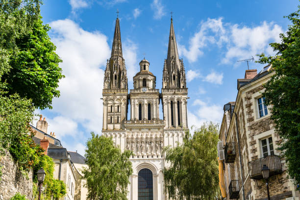 フランス、アンジェのサン ・ モーリス大聖堂 - architecture blue building exterior cathedral ストックフォトと画像