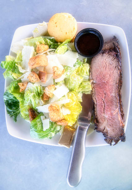 manzo barbecue con insalata caesar - salad caesar salad main course restaurant foto e immagini stock