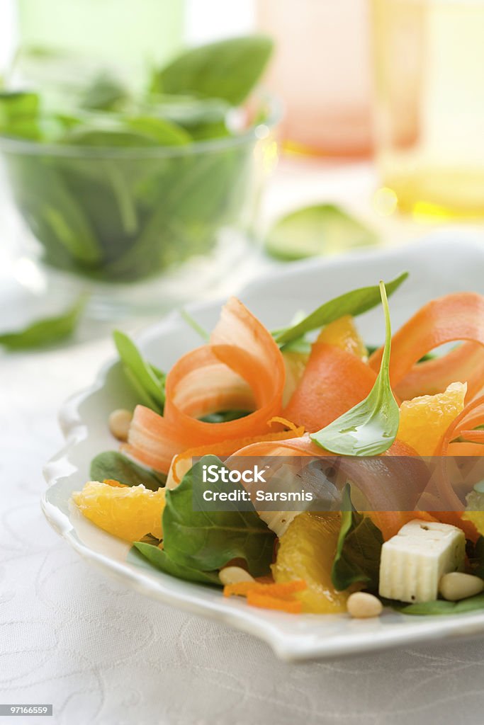 Salada de cenoura com espinafre, queijo feta e laranja - Foto de stock de Alimentação Saudável royalty-free