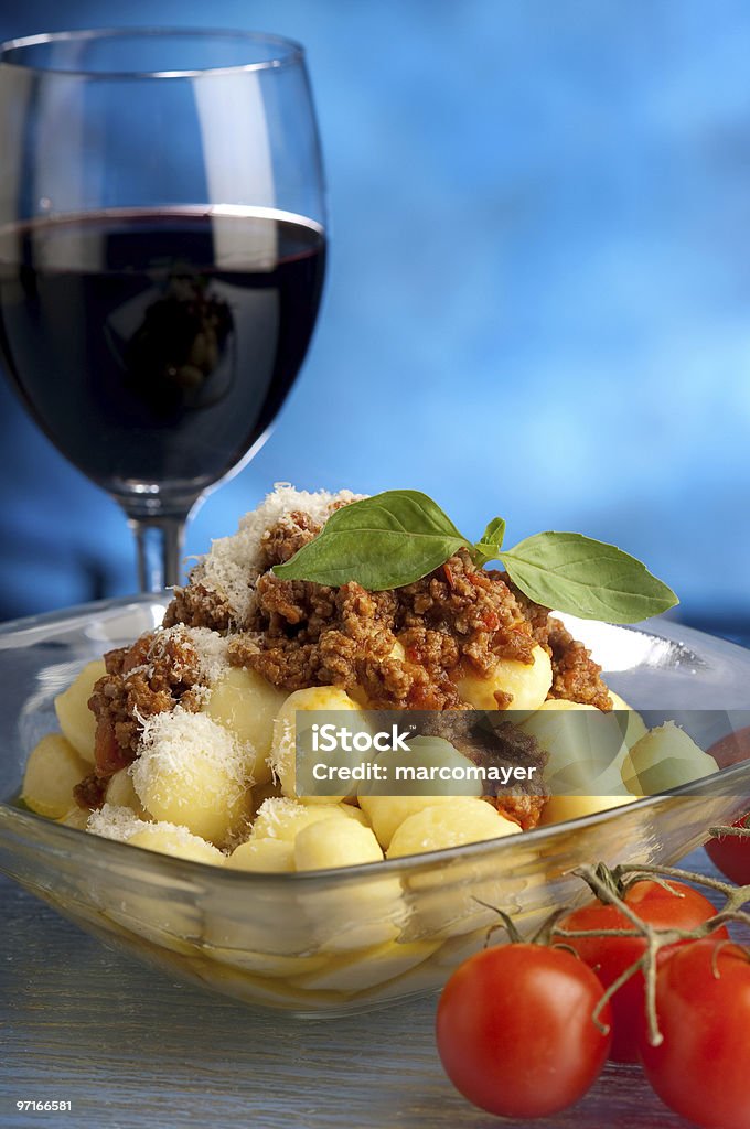 ragu Ньокки и красное вино - Стоковые фото Базилик роялти-фри