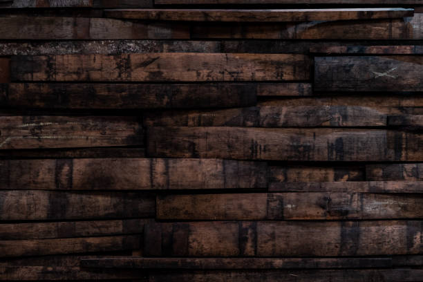 używane bourbon barrel klepki na ścianie - whisky barrel distillery hard liquor zdjęcia i obrazy z banku zdjęć