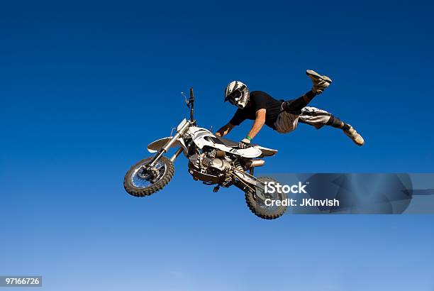 좌석 붙잡음 인도어 에어제스처 점프에 대한 스톡 사진 및 기타 이미지 - 점프, 스턴트, Freestyle Motocross