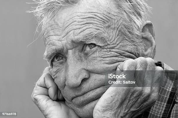 Пожилой Мужчина — стоковые фотографии и другие картинки Взрослый - Взрослый, Возраст человека, Волосы человека