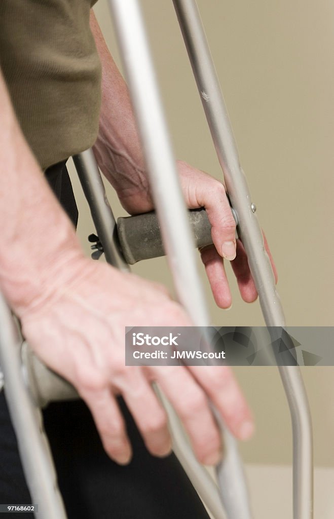 女性の手で crutches 無効 - 1人のロイヤリティフリーストックフォト