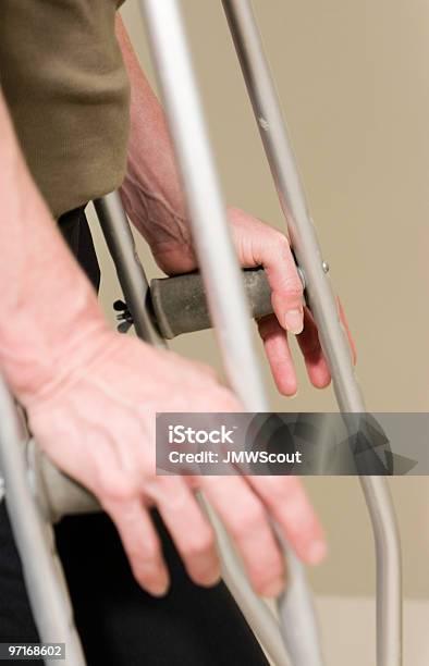 女性の手で Crutches 無効 - 1人のストックフォトや画像を多数ご用意 - 1人, 30代の女性一人, カラー画像
