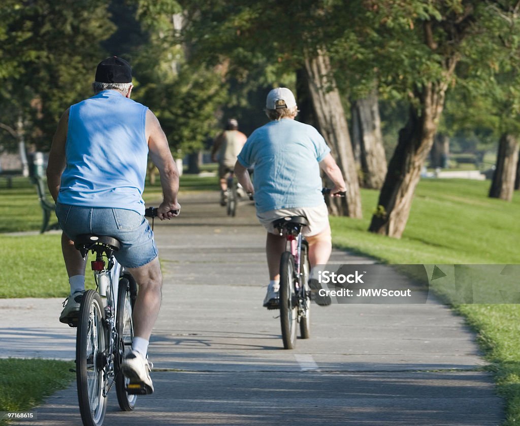 高齢者 bicyclists のトレイル - 過体重のロイヤリティフリーストックフォト