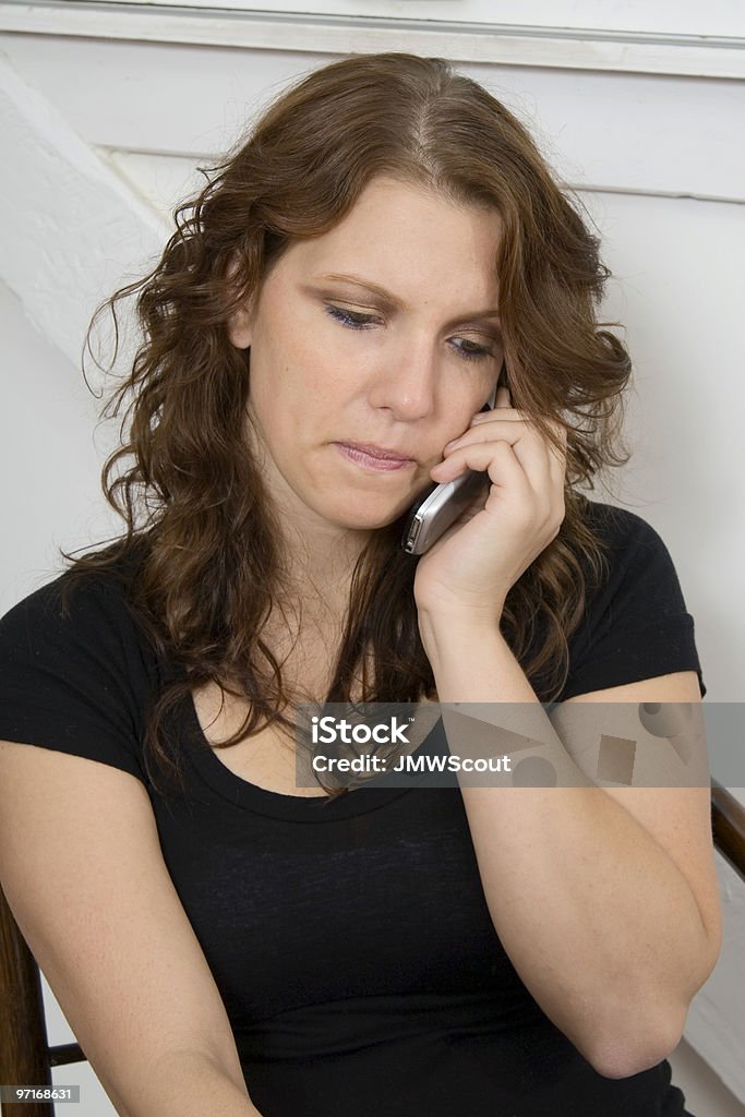 Triste femme reçoit des nouvelles sur le téléphone - Photo de Adulte libre de droits