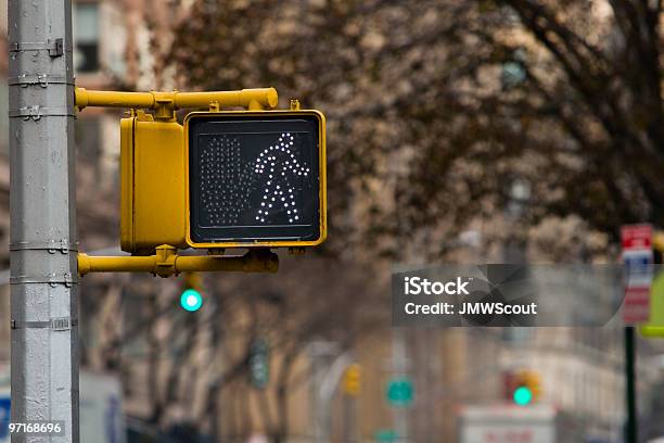 Peão Passeio Luz - Fotografias de stock e mais imagens de Atravessar - Atravessar, Semáforo Verde - Semáforo de trânsito, Andar