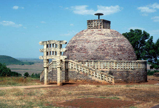 monges estupa em sanchi, índia - stupa - fotografias e filmes do acervo