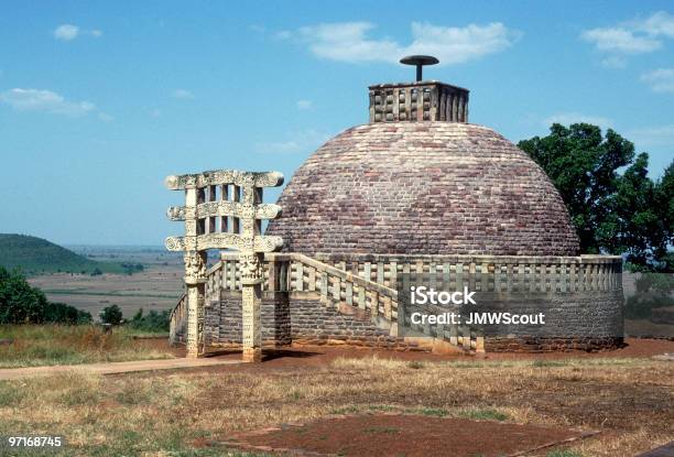 Foto de Monges Estupa Em Sanchi Índia e mais fotos de stock de Sanchi - Sanchi, Stupa, Budismo