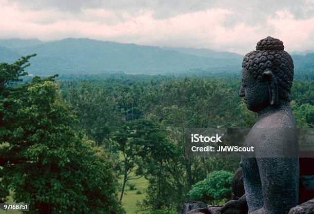 Statua Del Buddha Che Domina Nella Giungla - Fotografie stock e altre immagini di Giava - Giava, Indonesia, Albero