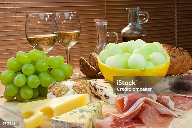 Dieta Mediterrânica De Queijo Vinho Uvas Pão Presunto Parma Melão - Fotografias de stock e mais imagens de Azeite