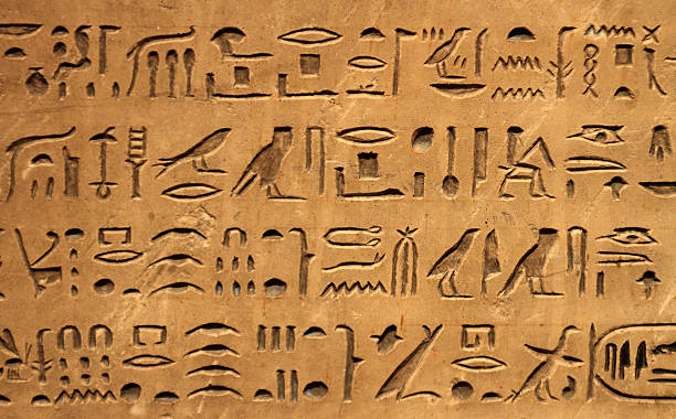 jeroglíficos - egyptian hieroglyphs fotografías e imágenes de stock