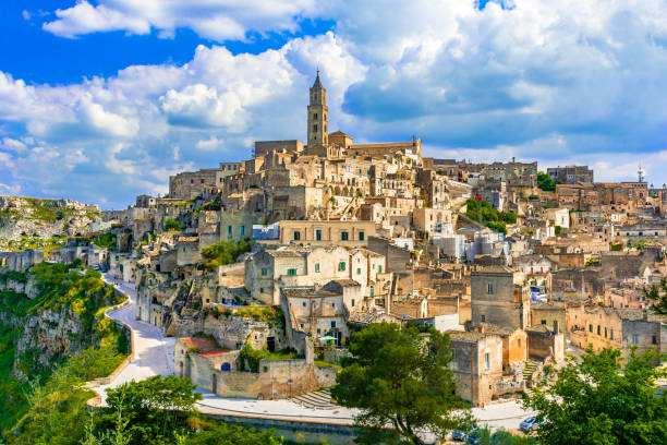 matera, basilicate, italie : vue de paysage de la vieille ville - sass - matera photos et images de collection