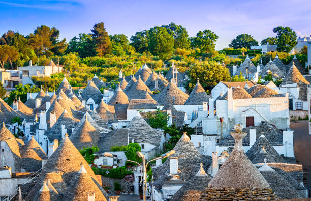 alberobello, apulia, włochy: pejzaż miejski nad tradycyjnymi dachami trulli, apulia - travel monument church roof zdjęcia i obrazy z banku zdjęć