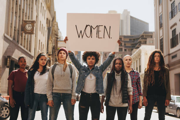 女性の路上で抗議の行進のグループ - equal sign 写真 ストックフォトと画像