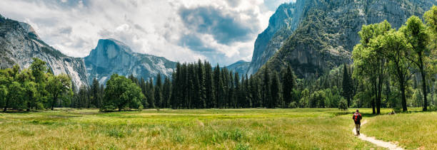 viaggiatore singolo al parco nazionale di yosemite - yosemite national park waterfall half dome california foto e immagini stock