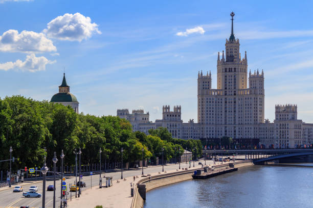 terraplén de moskvoretskaya en moscú contra rascacielos en terraplén de kotelnicheskaya en una mañana soleada de verano - kotelnicheskaya fotografías e imágenes de stock