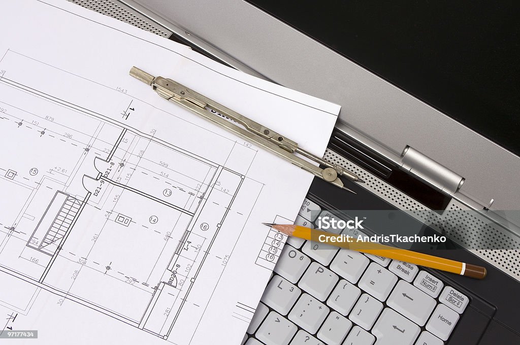 Blueprints y computadora portátil - Foto de stock de Aluminio libre de derechos