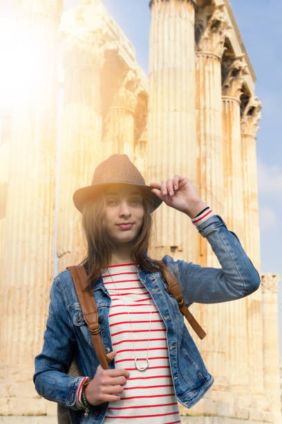 jovem viajante feminino em volta. colunas de plano de fundo do famoso templo de zeus em atenas. - monument athens greece people travel - fotografias e filmes do acervo