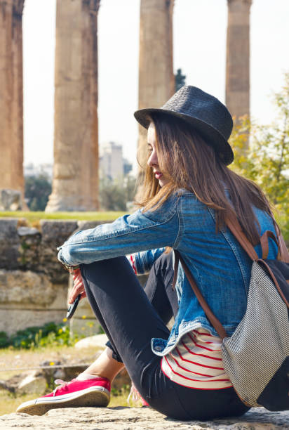 jovem viajante feminino em volta. - monument athens greece people travel - fotografias e filmes do acervo