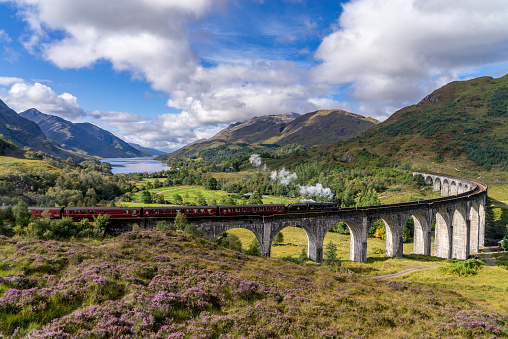 Viaducto del famoso tren de Glenfinnan en Escocia photo