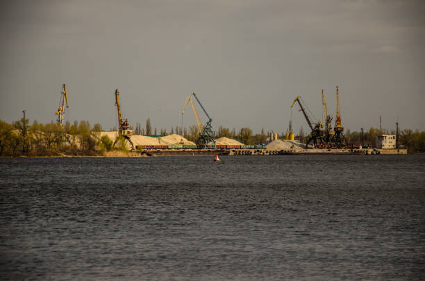 краны в грузовом порту на реке днепр в кременчуге, украина - barge beach large blue стоковые фото и изображения