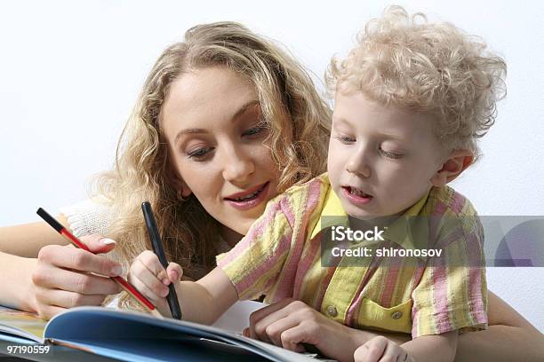 Reading Zusammen Stockfoto und mehr Bilder von Alleinerzieherin - Alleinerzieherin, Buch, Das Leben zu Hause