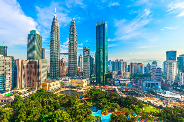 petronas towers und klcc - lumpur stock-fotos und bilder