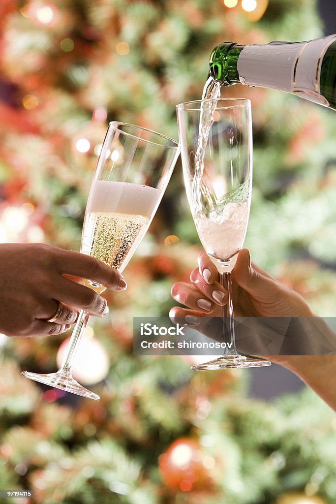Verter un champán - Foto de stock de Agarrar libre de derechos