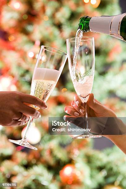 Разлив Шампанского — стоковые фотографии и другие картинки Алкоголь - напиток - Алкоголь - напиток, Близость, Бокал для шампанского
