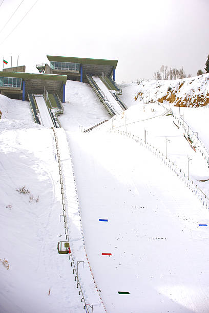lieu de saut à ski. - ski jumping hill photos et images de collection