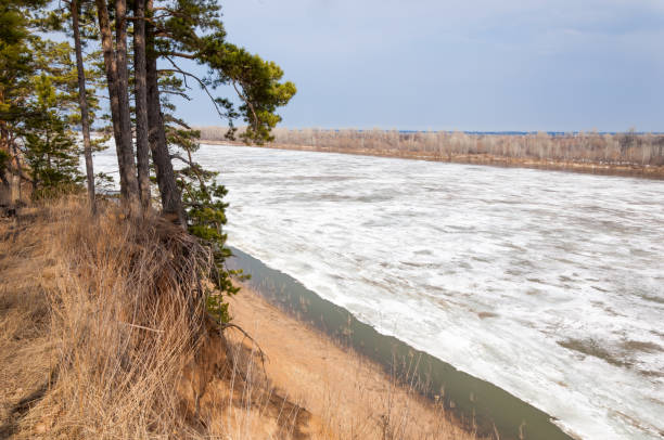 rio de primavera, o gelo no rio. - 3109 - fotografias e filmes do acervo