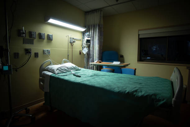 Empty Hospital Room An empty hospital room is ready for the next patient. night hospital bed stock pictures, royalty-free photos & images