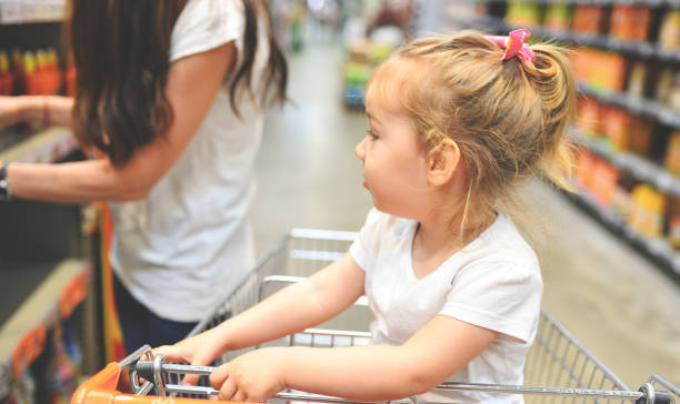 istock A quick mom with a daughter in a supermarket 972007210