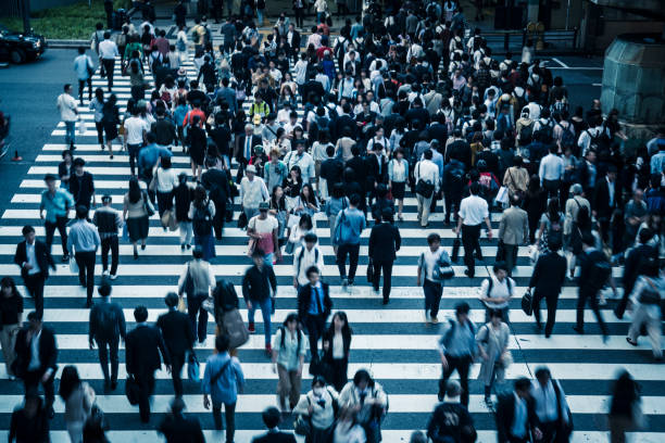 cruce de peatones y personas en japón - hora punta temas fotografías e imágenes de stock