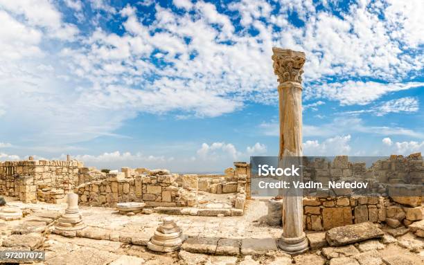 Kolumner Och Ruinerna Av Forntida Kourion Med Moln Och Blå Himmel Episcopi Cypern-foton och fler bilder på Republiken Cypern