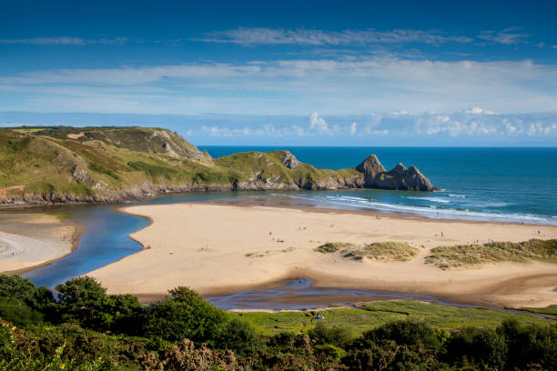 Three Cliffs Bay, Wales Three Cliffs Bay on the Gower Peninsular, West Glamorgan, Wales, UK, which is a popular Welsh coastline attraction of outstanding beauty gower peninsular stock pictures, royalty-free photos & images