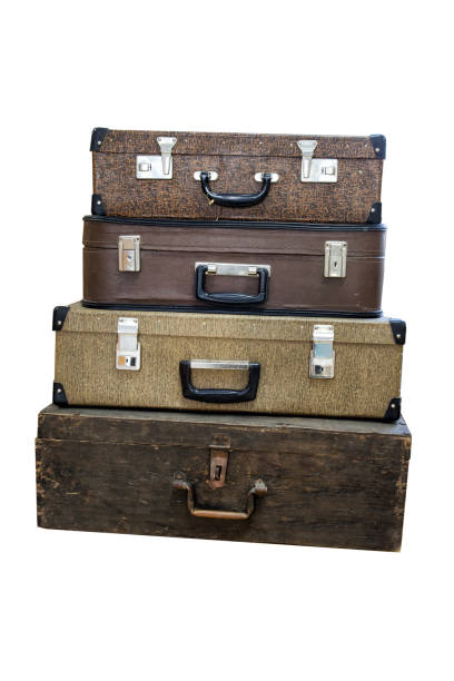 cztery stare walizki bagażowe na białym tle - trunk luggage old fashioned retro revival zdjęcia i obrazy z banku zdjęć