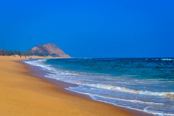 Wild Empty Tropical beach, vibrant yellow sand, bright blue sky, crystal clear waters with water crashing on the shore at daytime on a sunny day in in as landscape style may be used as a background, wallpaper, screen saver Travel vacation concept. The image is exciting, bright, sensational, tranquil, calm, stunning playa vacía tropical salvaje, vibrante amarillo arena, brillante azul del cielo, las aguas cristalinas de agua rompiendo en la orilla durante el día en un día soleado en como paisaje estilo puede ser usado como un fondo, papel pintado, concepto de vacac
