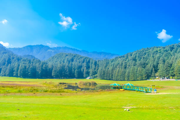 A beautiful golf course on a hill station with road blue sky trees clouds. Captured in sunny day hill station India taken landscape style useful for background wallpaper screen saver Vacation Concept un hermoso campo de golf en una estación de la colina con las nubes el azul camino cielo árboles. capturados en la estación de la colina de día soleado tomada paisaje estilo útil para protector de pantalla fondo de pantalla de fondo concepto de vacaci