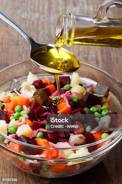 Verter Óleo Para Salada Russa Beterrabas - Fotografias de stock e mais imagens de Almoço - Almoço, Azeite, Azeite Extra Virgem