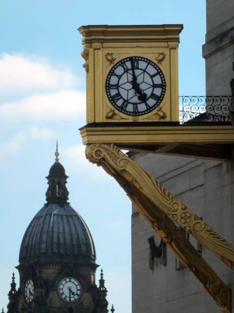 el reloj de oro en el salón cívico de leeds con la cúpula del ayuntamiento al fondo - leeds england leeds town hall town uk fotografías e imágenes de stock