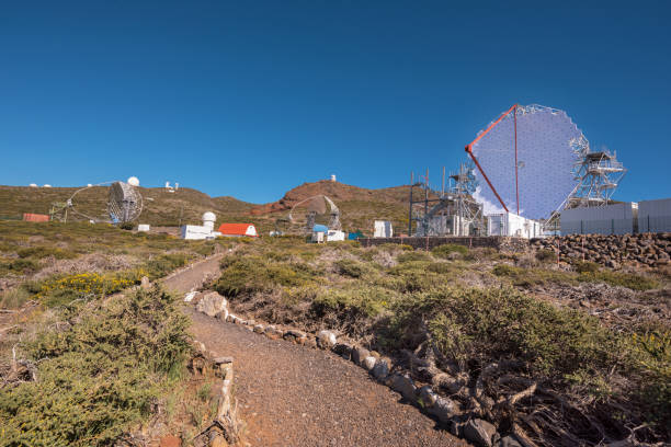 magic gamma ray telescope in orm observatory of roque de los muchachos, canary islands, spain. - astrophysic imagens e fotografias de stock