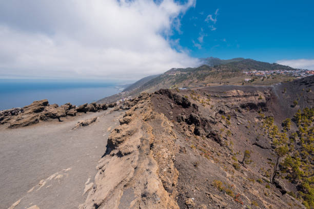 cima del cratere vulcanico di san antonio nell'isola di la palma, isole canarie, spagna. - travel la palma canary islands san antonio foto e immagini stock