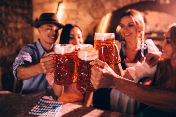 幸せな友人オクトーバーフェストを祝ってとビールで乾杯 - german culture ストックフォトと画像