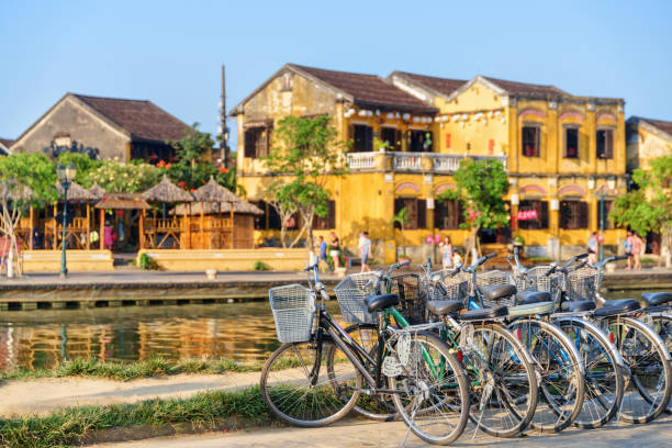 rowery zaparkowane nad rzeką thu bon, hoi an - vietnam hoi an traditional culture travel zdjęcia i obrazy z banku zdjęć