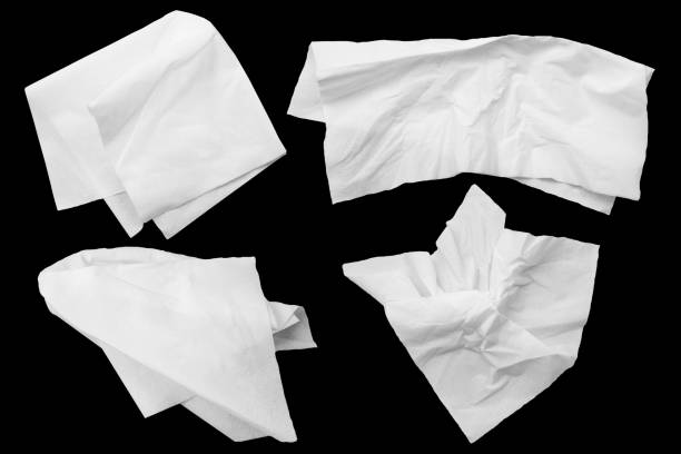 tissus blancs sur fond noir. tracé de détourage. papier serviette quatre. - tissue crumpled toilet paper paper photos et images de collection