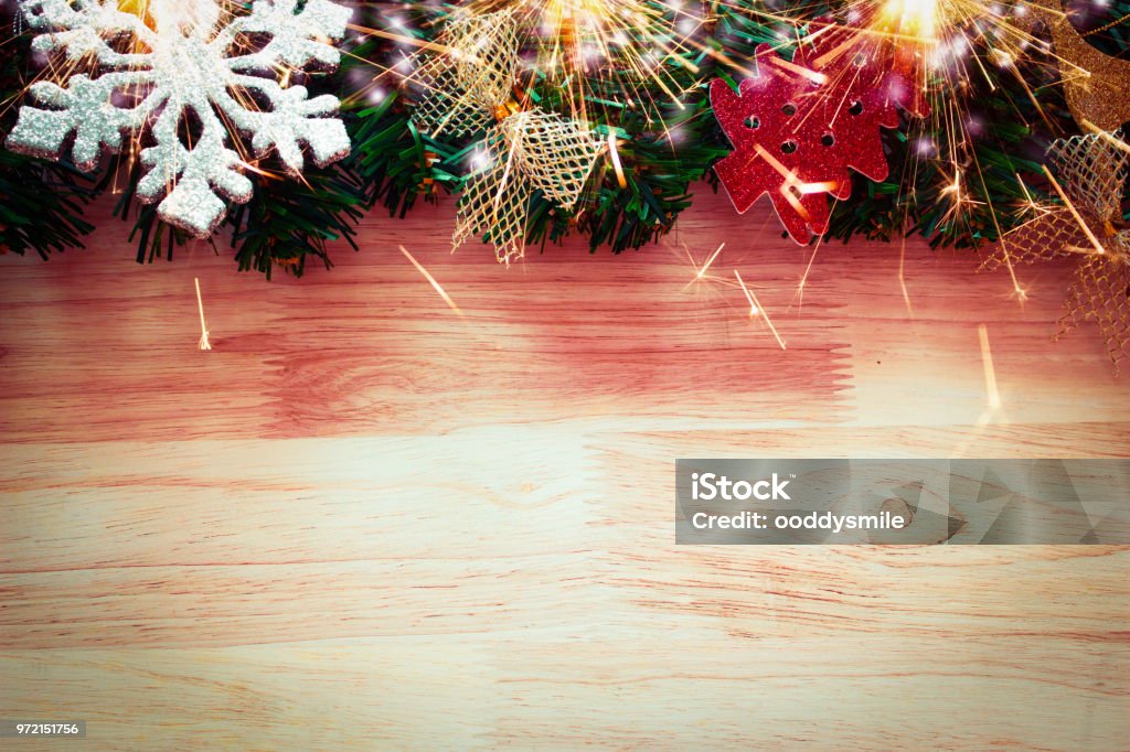 Foto de Fundo De Natal Com Espaço De Cópia Por Mensagem De Texto Ou Montagem  Do Produto Árvore De Natal Na Mesa De Madeira e mais fotos de stock de  Artigo de