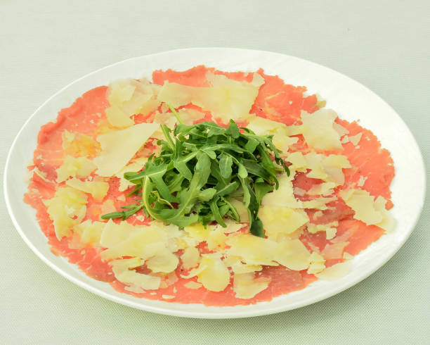 карпаччо из говядины - beef carpaccio стоковые фото и изображения